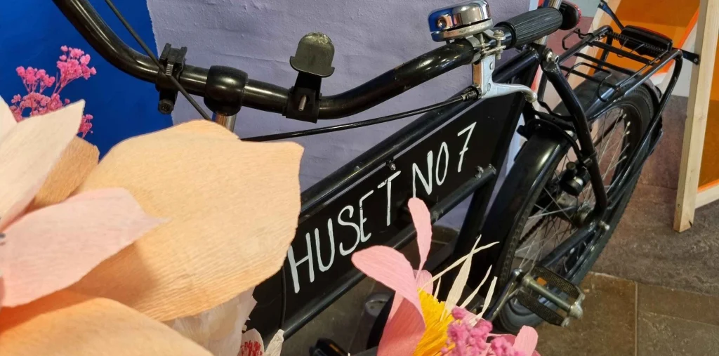 Cykel med Huset Nr7 skrevet på
